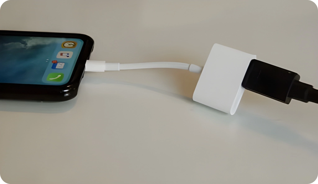 Menggunakan Kabel HDMI dan Adaptor Lightning ke HDMI pada Screen Mirroring iPhone